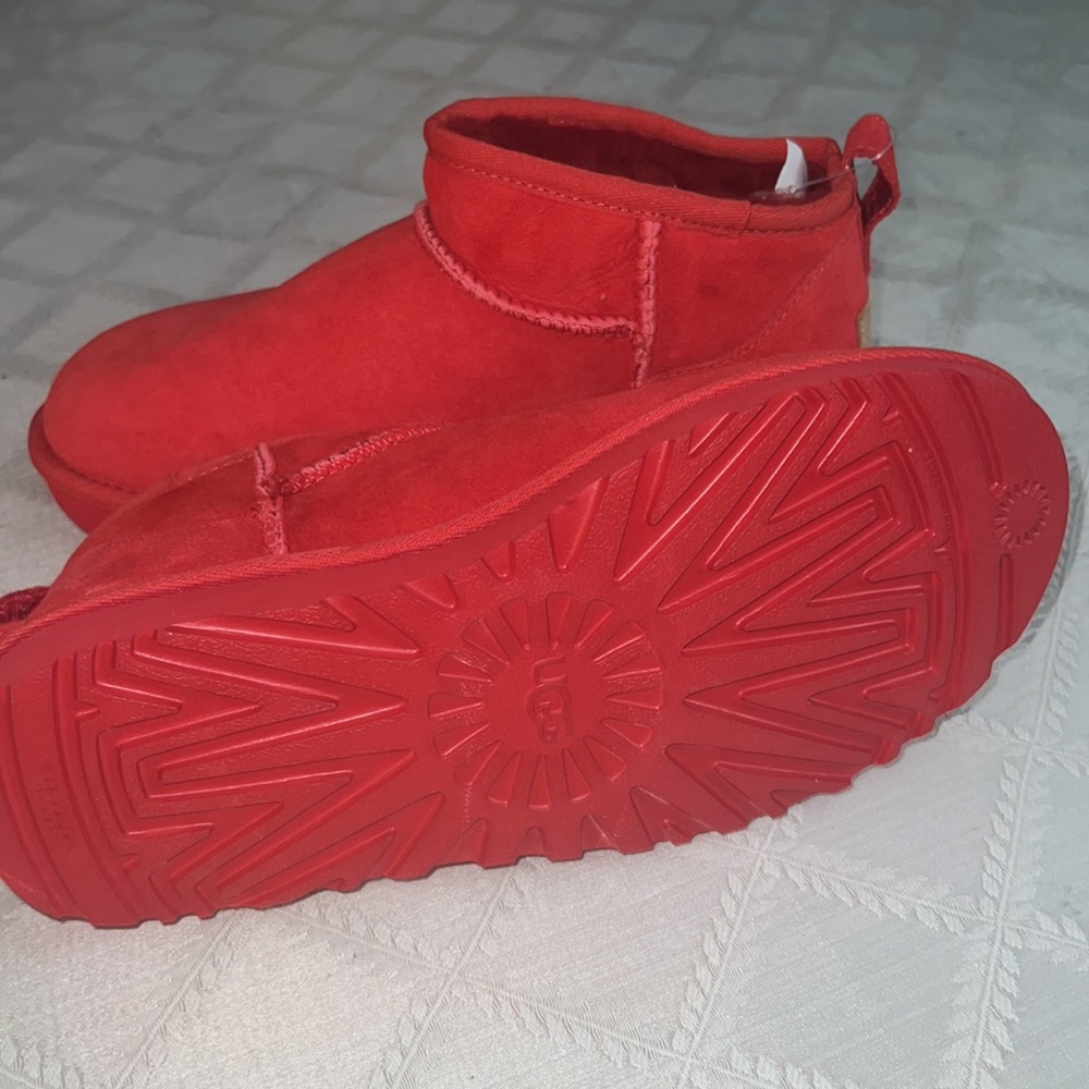 Ugg - Picture 3 of 6